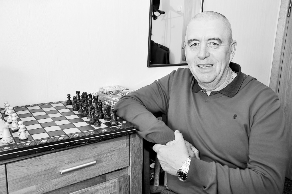 “Esmu diezgan daudz savā dzīvē lidojis, tomēr man no lidošanas ir bail. Kad to daru regulāri, šīs bailes iet mazumā. Ja kādu laiku neesmu lidojis, kad lidmašīna paceļas, skaitu Tēvreizi,” jautāts par savām bailēm, atzīst krīzes psihologs Gints Kapenieks.	
Autors:  DAINIS ĢELZIS