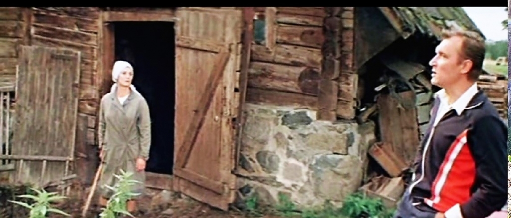 EPIZODE AR SŪDU DAKŠĀM. Visspilgtāk Mirttantes māju saimniecei Maijai Vegnerei izdodas atainot slaveno filmas epizodi pie kūts, kur Olgas Dreģes Dagnija ar dakšām rokās kliedz Baibas Indriksones atveidotajai Olitai. “Lai visa māja dzird, kādu meitu tu esi uzaudzinājusi!” Maija prot sulīgi citēt aktierus katrā filmēšanas vietā.
Autors: kadri no filmēšanas