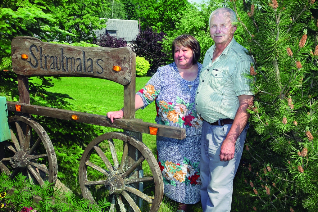 “Bērnība mums abiem pagājusi lauku darbos. Jaunību pavadījām Valmierā - tie bija jauki gadi. Tomēr beidzot te – Lizumā es jūtos laimīga. Jau pirmajā naktī, kā te atnācām dzīvot, es tik labi gulēju! Tagad man ir dārzs, savi ziedi, varu veļu izžāvēt laukā, arī rudeņos te ir jauki,” stāsta Anna Pape, kura ar savu vīru Dzintaru laulībā jau ir 46 gadus.	
Autors: Gatis Bogdanovs