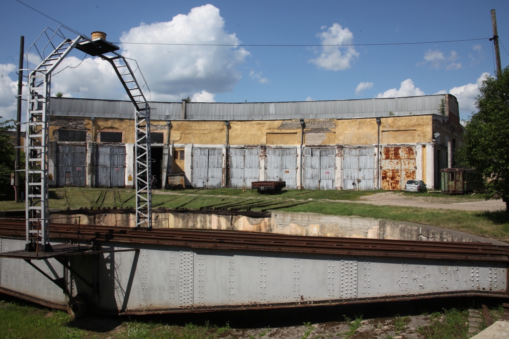 Gulbenē mainīs jumtu bānīša depo ēkai, kurā atrodas SIA “Gulbenes - Alūksnes bānītis” administrācija un darbnīcas. Savu kārtu vēl gaida arī otra – vēdekļveida – depo ēka, pie kuras atrodas bānīša griezulis. 	
Autors: Gatis Bogdanovs