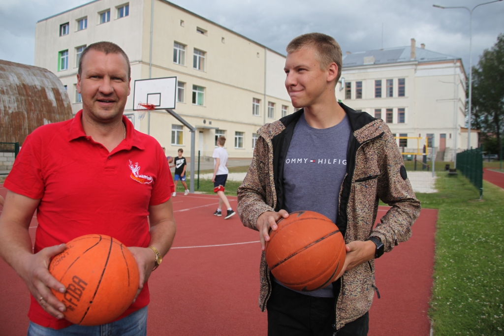 Basketbola cienītāji, sarosieties! Gatis (no kreisās) un Reinis Rikveiļi ikvienu basketbola mīlētāju aicina piedalīties basketbola turnīrā “Vasaras līga 2020”, kurš sāksies jau pavisam drīz. Šāds turnīrs Gulbenē tiek organizēts pirmo reizi, un, ja viss izdosies, iespējams, tas varētu kļūt arī par Gulbenes vasaras tradīciju.
Autors: Gatis Bogdanovs