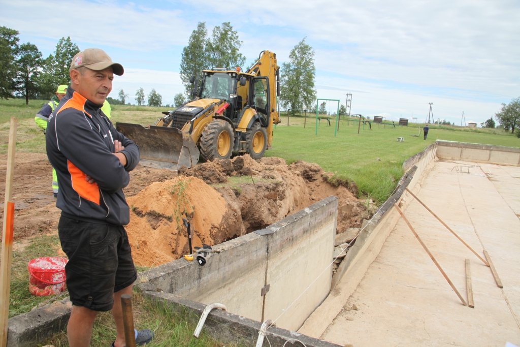 Jaungulbenē āra baseins uzbūvēts 1973.gadā. Pagasta iedzīvotāji neslēpj lepnumu, ka otra tāda brīvdabas baseina Latvijā nav. Tā garums ir 50 metri, platums - apmēram 15 metri, dziļums – 2 metri, tilpums - 1275 kubikmetri ūdens. Pirmdien, 6.jūlijā, sākās vērienīgi baseina remontdarbi. Tiks salabotas divas baseina sienas, kuras draud iegāzties baseinā. Vēl divas cer saremontēt nākamgad. Konstatējot nopietnos bojājumus, Jaungulbenes sporta dzīves organizators Aivars Blauvs uzrakstīja projektu un iesniedza to novada pašvaldībai. Peldbaseina remontam pašvaldība piešķīra 11 000 eiro. Darbus veic SIA “Ambergold”. Plānots, ka jau augustā baseinā atkal varēs peldēt. 	
Autors: Gatis Bogdanovs