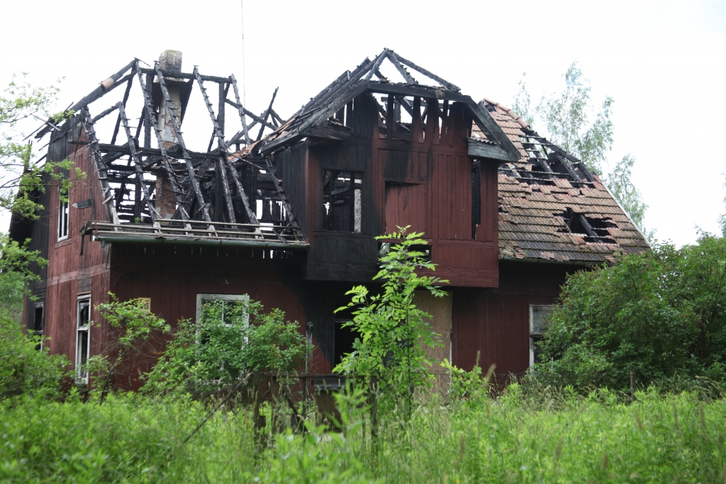 Rēgu nams pretī Gulbenes vecajiem kapiem. Pirms kāda laika māja cieta ugunsgrēkā. Uz šo mantojumu neviens nav pieteicies.
Autors: Gatis Bodanovs