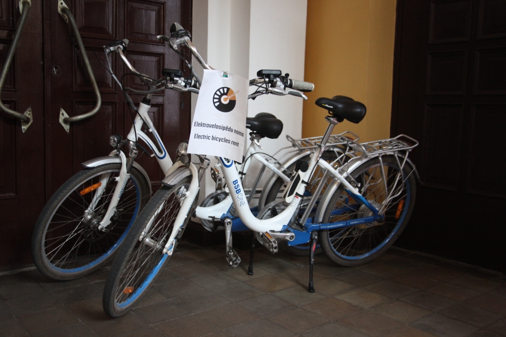 Interesējas par elektrovelosipēdu nomu daudzi, bet līdz rīcībai nonāk retais. Lai nomātu, vajag ne tikai finanses, bet arī jāatbilst prasībām un jāuzņemas atbildība. 	
Autors: Gatis Bogdanovs