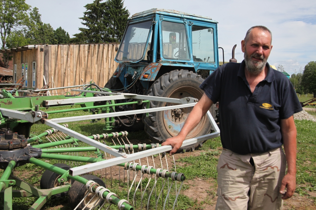Druvienas pagasta SIA “AG Ezernieki” saimnieks Andris Graumanis ir apmierināts, ka ar lielākas jaudas tehniku lopbarību var sagatavot īsākā laikā un labā kvalitātē. 
Autors: Gatis Bogdanovs