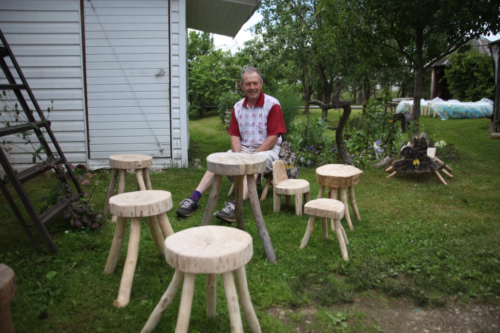 Gulbenietim Pēterim Borodkinam ļoti patīk strādāt ar koku. Viņš tikai ar zāģa un smilšpapīra palīdzību spēj izgatavot noderīgas mēbeles.
Autors:  Gatis Bogdanovs