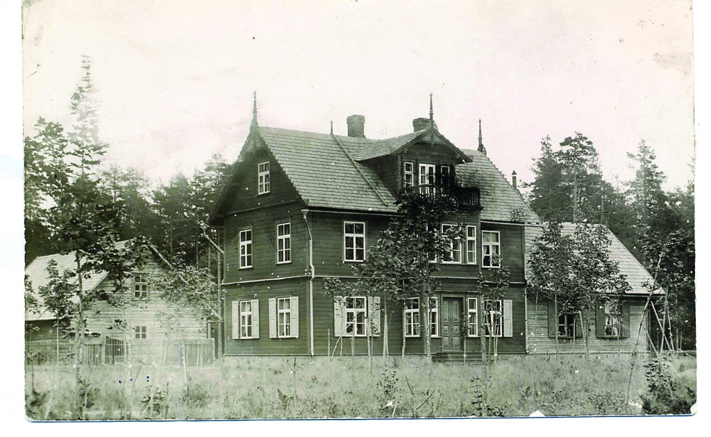 Šī ir vienīgā fotogrāfija, kas saglabājusies no 1898.gadā uzceltās medību pils Vijciemā, kura tika nodedzināta 1905.gada revolūcijas laikā.  
Autors: no “Bergervillas” arhīva