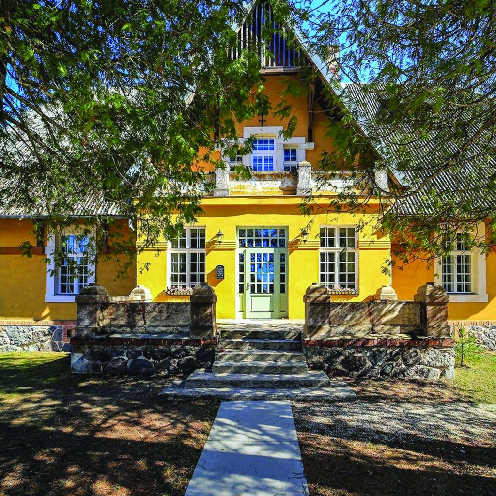 1907.gadā no jauna uzceltā medību pils piedzīvojusi daudz saimnieku, bet saglabājusi sevī mednieku pils šarmu. To paspilgtina apkārt esošie meža masīvi, kuru lielo zvēru bagātību novērtē pat mednieki no Zviedrijas.
Autors: no “Bergervillas” arhīva