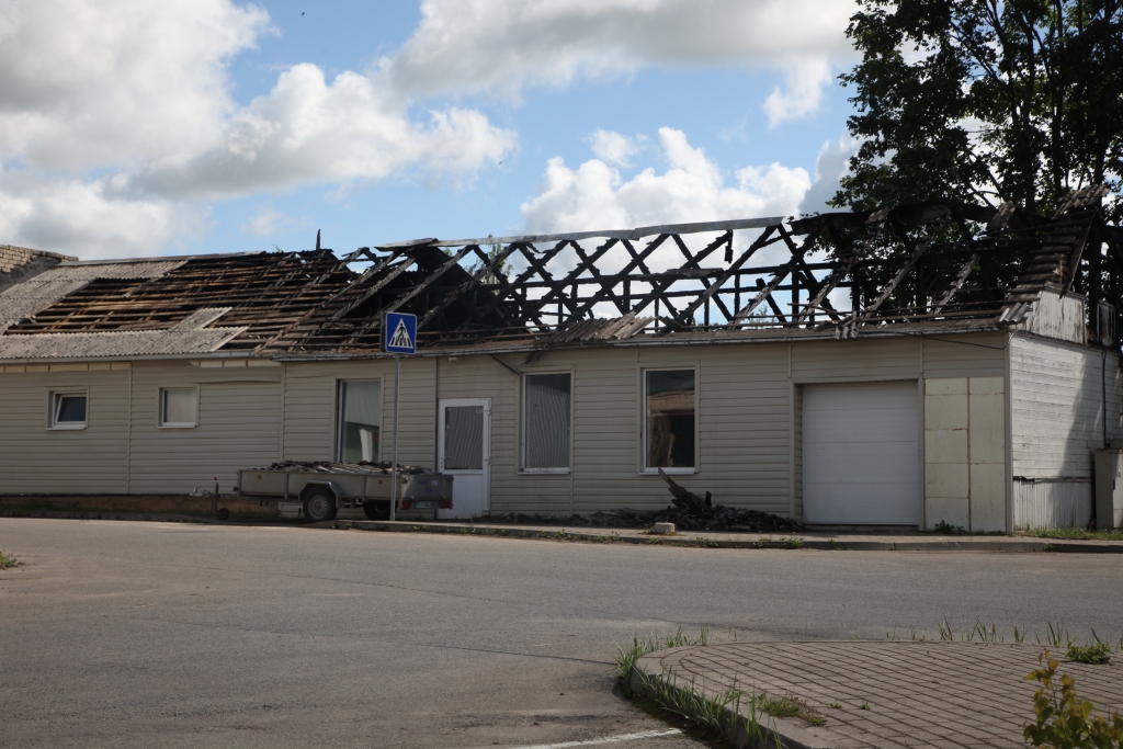 Šoks un aizdomas par ļaunprātīgu dedzināšanu. Ēku Gulbenē, Bērzu ielā 17a un 17b, īpašniece Renāte Šeflere “Dzirkstelei” saka – pašlaik nav domu, kā rīkoties tālāk. 
Autors: Gatis Bogdanovs