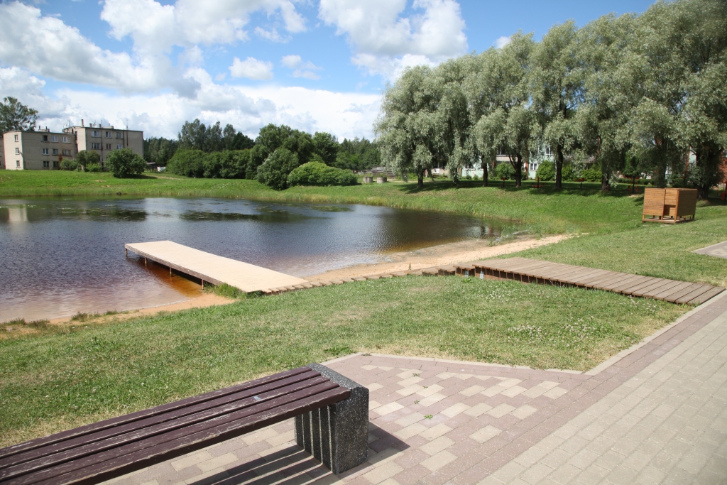 Stāķu dīķis ir sakopts un labiekārtots, taču tie, kas tur atpūšas, vēlas arī tualeti, kā arī uztraucas par to, ka karstajā laikā bērni peldējās, bet vecāku blakus nebija.  	
Autors: Gatis Bogdanovs