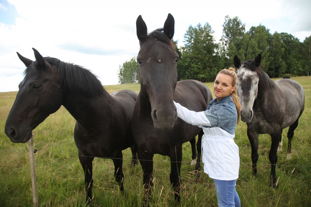 Deila Kokareviča zirgiem ir savējā, taču pret svešiniekiem zirgi nemaz tik mīlīgi nav. 				    Foto: 
Autors: Gatis Bogdanovs