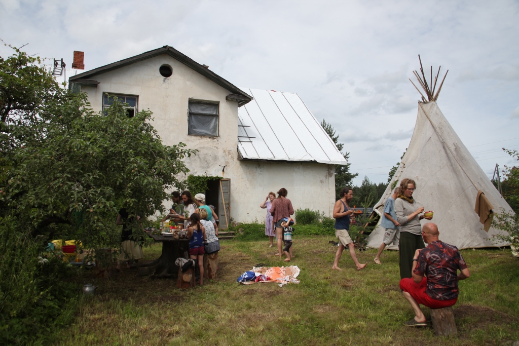 Biedrības “Rezonanse” biedri kopā ar ģimenēm un draugiem iesaistījās gan Pērles Baltās mājas atjaunošanas darbos, gan iepazina savu dziļāko esamību caur elpu, kustību, skaņu un dziesmu. Uzslietajā vigvamā visi jutās vienoti, bet pagalmā katlā uz ugunskura tika gatavotas pusdienas.
Autors: Gatis Bogdanovs