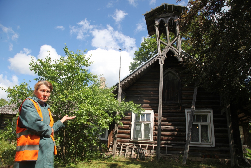 Vai pašai kāpt uz jumta ar āmuru un naglām rokās? Vecgulbenes muižas unikālās mežsarga mājas iedzīvotāja Elita Brusova (attēlā) saka – ja pašvaldība nenāks pretī, neredz citu izeju. Vai arī ēkas tornītis nokritīs vispirms, tad vējš turpinās plucināt jau lāpīto jumtu no koka skaidām. 	
Autors: Gatis Bogdanovs