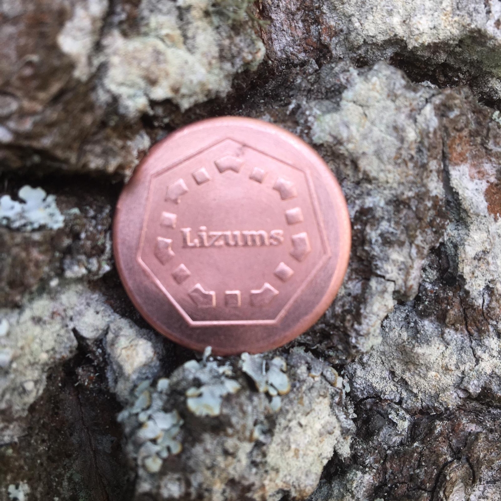 “Arī man ir pirms diviem gadiem izkaltā Lizuma monēta ar simtgades simboliku,” saka Lizuma kultūras nama vadītāja Elita Dūte. Šīs vara suvenīra monētas diametrs ir 25 mm, biezums - 1,5 mm. Citas monētas tiek gatavotas no alumīnija, misiņa vai melhiora.
Autors: Elita Dūte