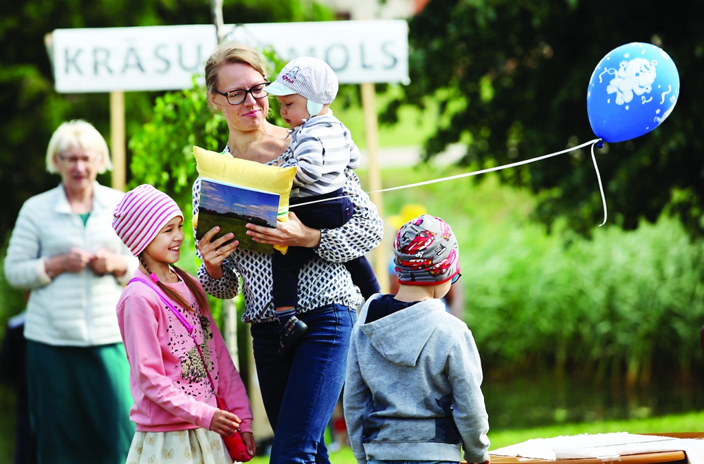 Mamma Ivanda māk radīt interesi par dāvanu mazajam Kristapam Birzniekam.
Autors: Gatis Bogdanovs