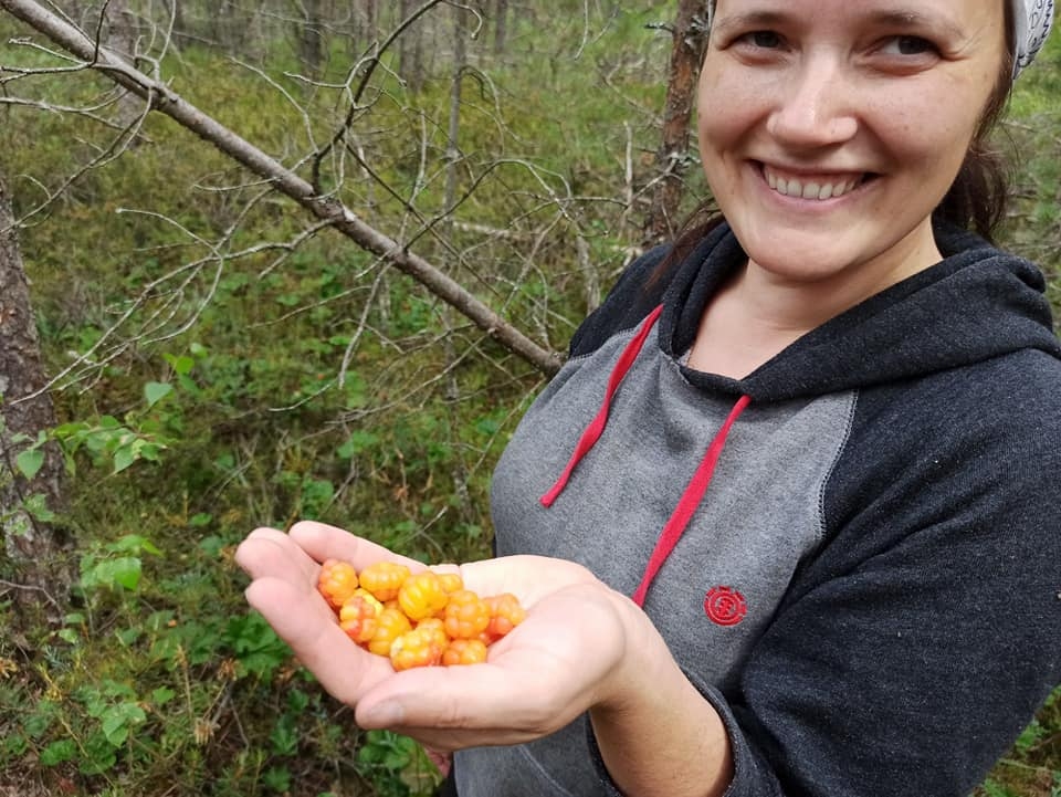 Jana Saleniece no Tirzas šogad pirmo reizi brida purvā, lai atrastu tieši lācenes. Pašai ar vīru ļoti garšojušas, bērniem vairāk tīk saldākās ogas – zemenes, avenes un ķirši. 
Autors: no personīgā arhīva