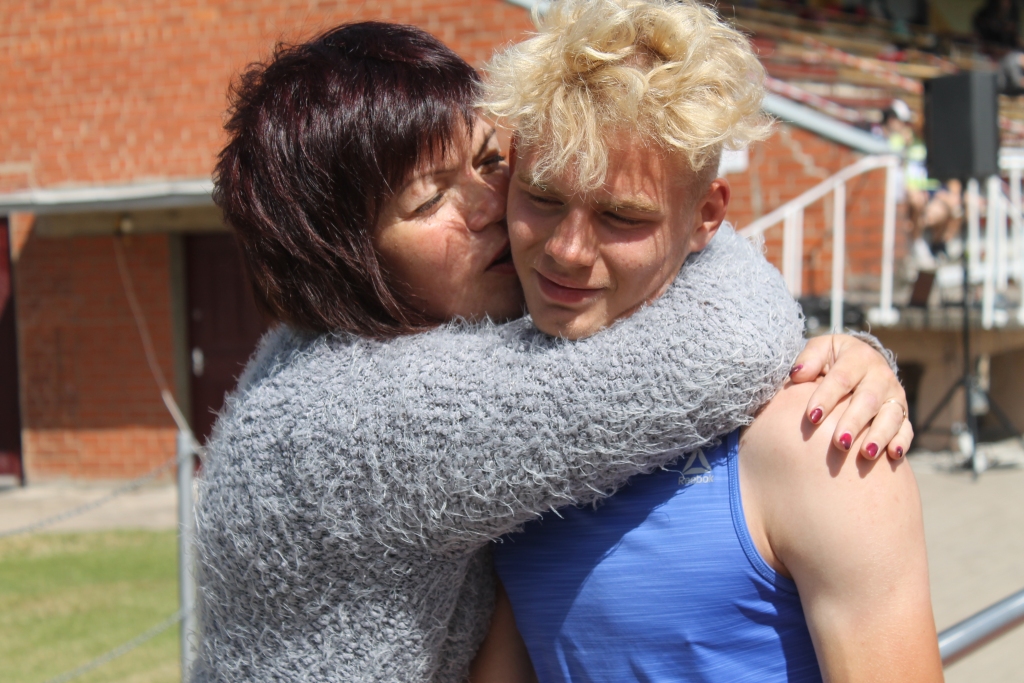 Denisam Ciunelim – 1.vieta 1500 metru distancē U-16 grupā, par to prieks arī viņa mammai Kristīnei.
Autors: Ziedonis Lazdiņš