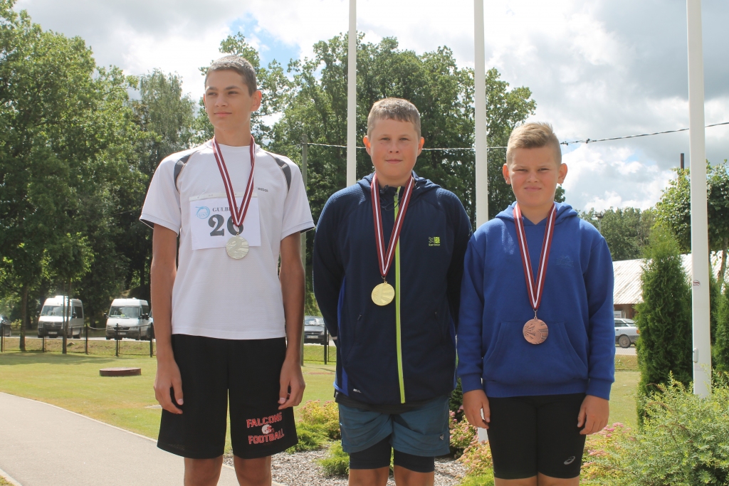 U-14 grupā Niklāvam Aizpuram (vidū) divas medaļas – lodes grūšanā un diska mešanā. 
Autors: Ziedonis Lazdiņš