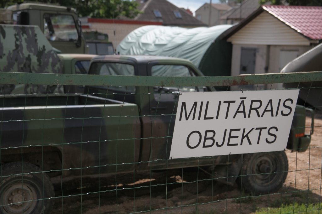 Militāro objektu apzīmēšanai lieto speciālas informatīvās zīmes. 
Autors: Gatis Bogdanovs