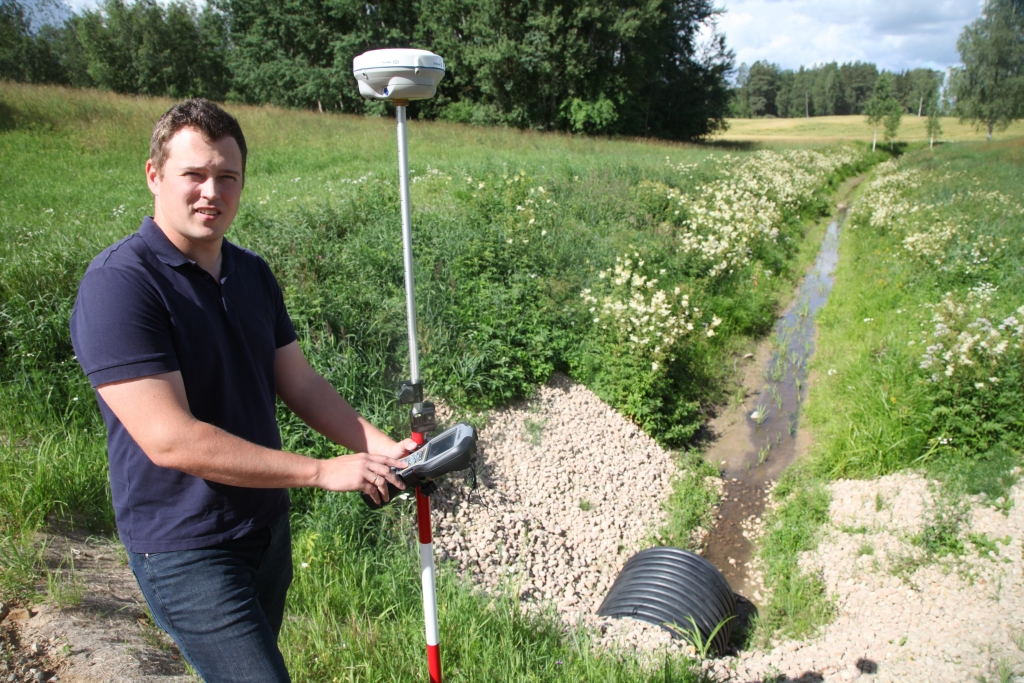 Vidzemes reģiona meliorācijas nodaļas Gulbenes sektora vadītājs Andis Steps izmanto ļoti precīzu mērinstrumentu, lai noteiktu caurtekas izbūves dziļuma atbilstību projektā noteiktajam.  
Autors: Gatis Bogdanovs