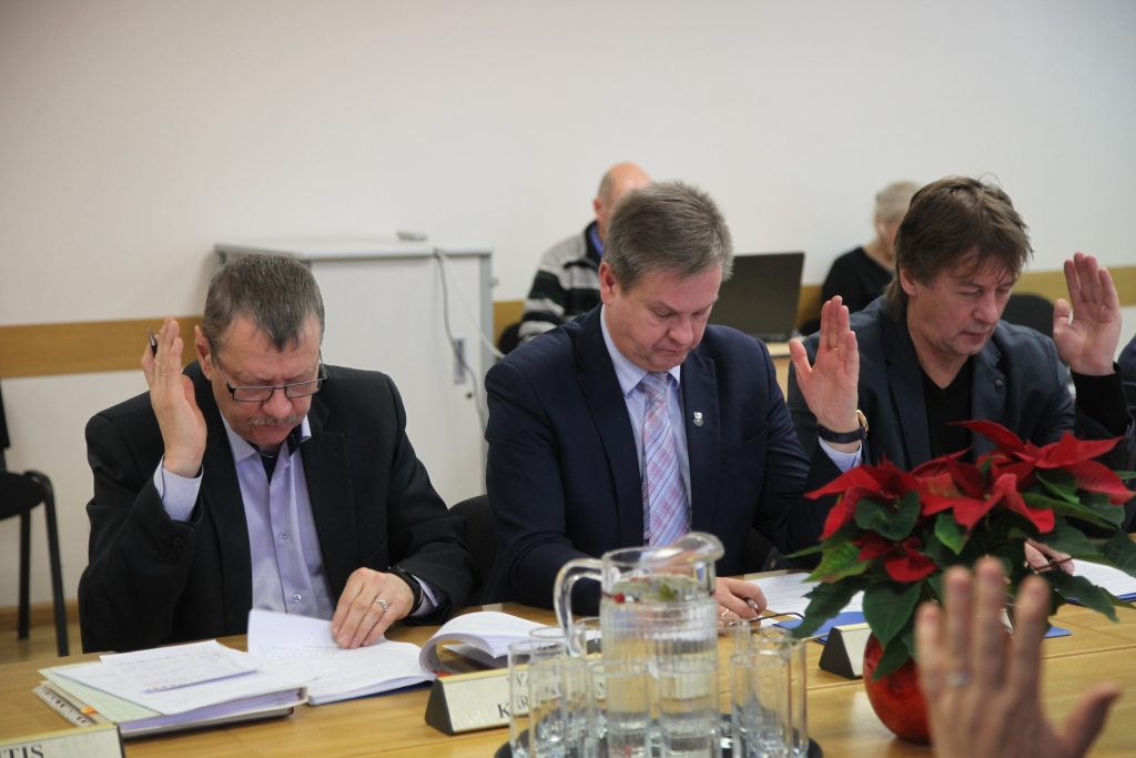 No “Reģionu alianses” šobrīd Gulbenes novada domē strādā četri deputāti: Valtis Krauklis (no kreisās), Normunds Mazūrs, Zintis Mezītis, Guntis Princovs (nav attēlā). Visi, izņemot Z.Mezīti, tagad iestājušies partijā “Latvijas attīstībai”. Z.Mezītis nebija arī “Reģionu alianses” biedrs.
Autors: no “Dzirksteles” arhīva