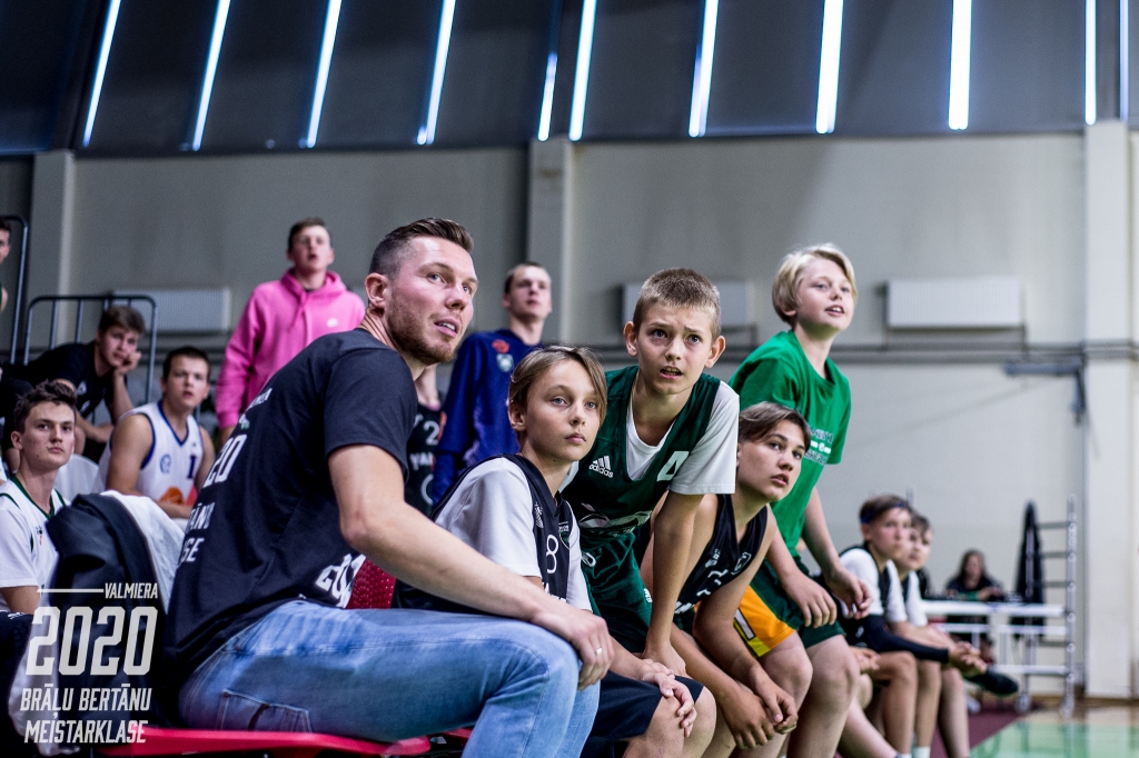 Šoreiz meistarklasē klāt bija Eirolīgas basketbolists Dairis Bertāns, kurš ar jauniešiem kopā piedalījās treniņos un sniedza savus padomus. Trešais no kreisās: Niklāvs Veselovs. 
Autors: Jānis Lārmanis