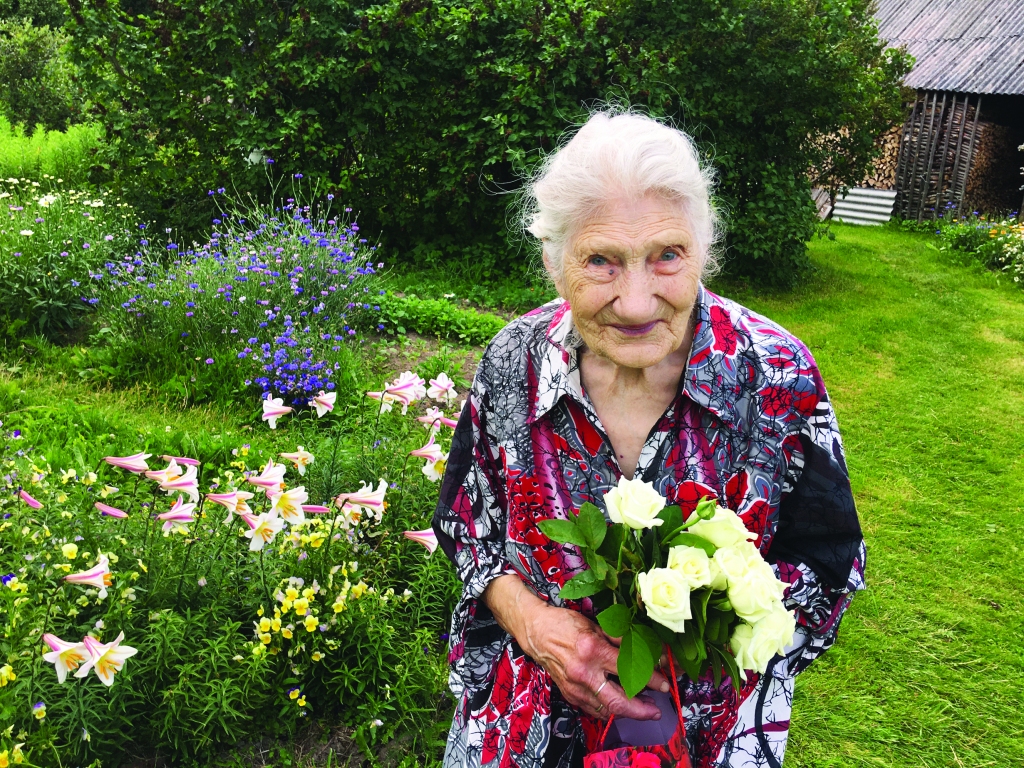 Kā ziedošai ābelei balti. Tādi tagad ir 90 gadus vecās Gunas Evelones mati, kuri kādreiz bija zelta krāsā. Viņa par saviem aizgājušajiem gadiem neskumst. Viņa dzīvo vienlaikus pagātnē un tagadnē, kā arī nav zaudējusi interesi par to, kas būs rīt. 	
Autors: Diāna Odumiņa