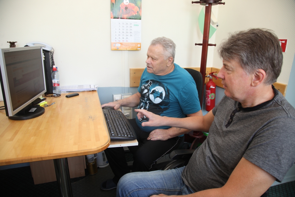 Labprāt palīdz senioriem, lai paši var internetā nokārtot savus maksājumus! Gulbenes novada bibliotēkā Andri Vītolu (no labās) par savu uzticamības personu uzskata daudzi seniori. Citādāk nevar, jo darīšana ar personas datiem. 
Autors: Gatis Bogdanovs