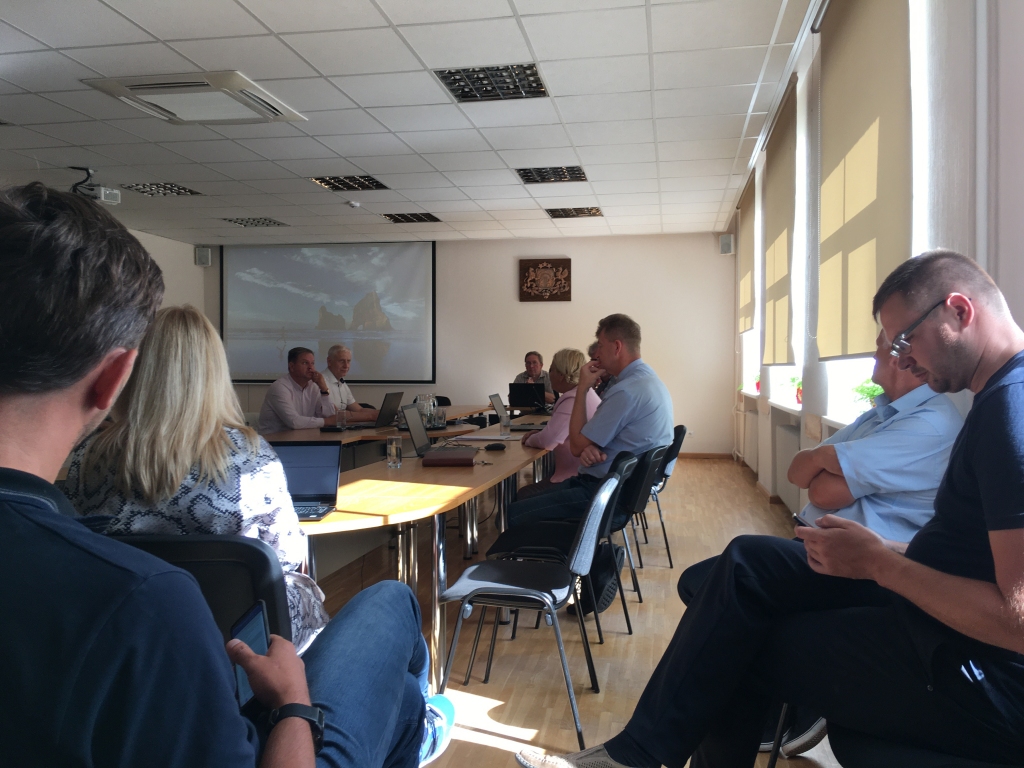 Šodien novada domes tautsaimniecības komitejas sēdē (attēlā) deputāti runāja arī par to, ka degusī ēkas Līkā ielā 13, Gulbenē, ir steidzami jāiežogo un 3 mēnešu laikā pakāpeniski jāsāk tās nojaukšana.
Autors: Diāna Odumiņa