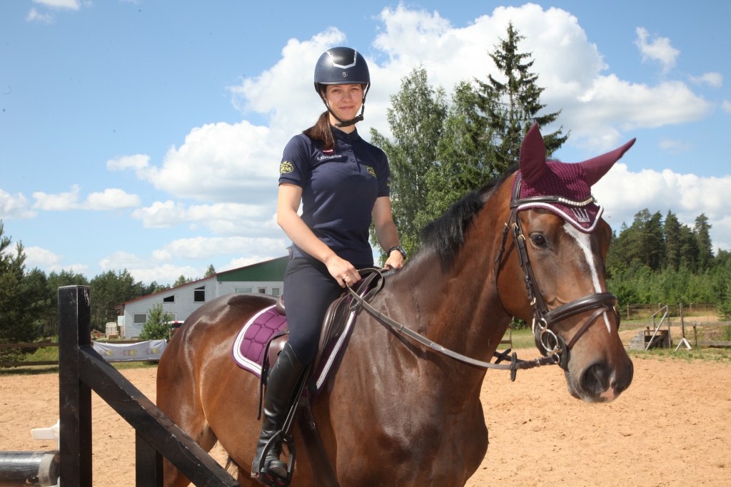 Vai par veiksmīgu jātnieku var kļūt jebkurš? Pieredzējušākie jāšanas sporta entuziasti un treneri atzīst, ka par jātnieku ir jāpiedzimst. Ir jābūt ne tikai labam acumēram, augstuma izjūtai, bet galvenais – spējai sajust un saprast zirgu. Tikai kopā saskanīgā tamdēmā var pārvarēt šķēršļus treniņos un sacensībās. Gulbenietei Rendijai Kivkucānei ar ķēvi Recordu tas izdodas.
Autors: Gatis Bogdanovs