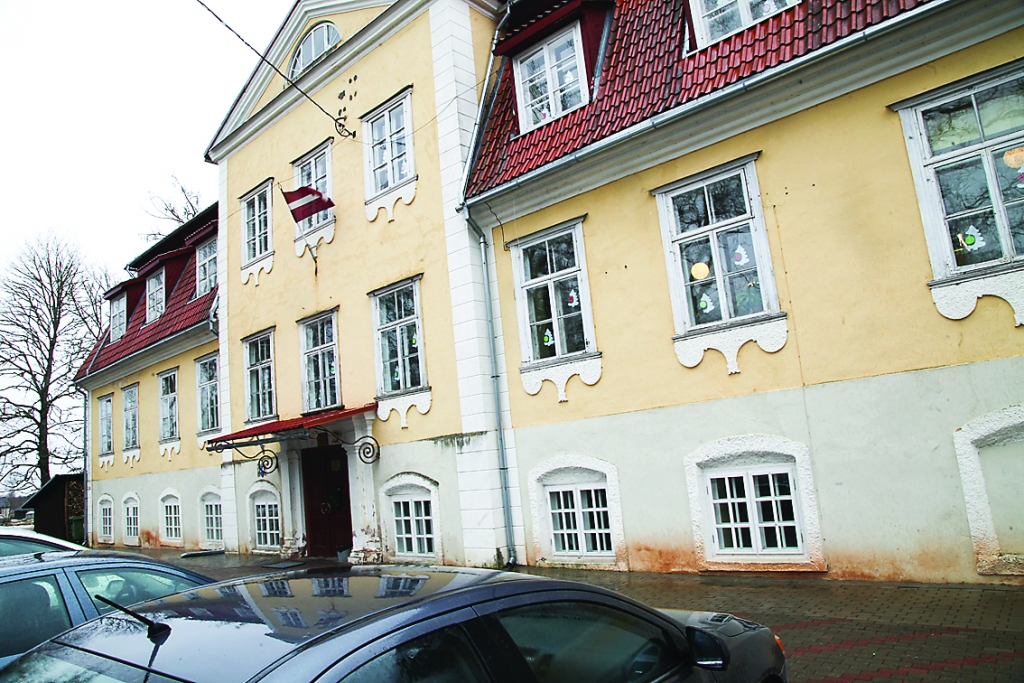 Svarīgi zināt! Ne tikai Beļavas muiža ir valsts nozīmes 18. un 19.gadsimta arhitektūras piemineklis. Atsevišķi vēl valsts nozīmes mākslas pieminekļa statuss ir pilī esošajiem durvju komplektiem, flīzēm, interjera dekoratīvajai apdarei piecās telpās, krāsnij, kamīnam, sienas skapim. 
Autors: no “Dzirksteles” arhīva 