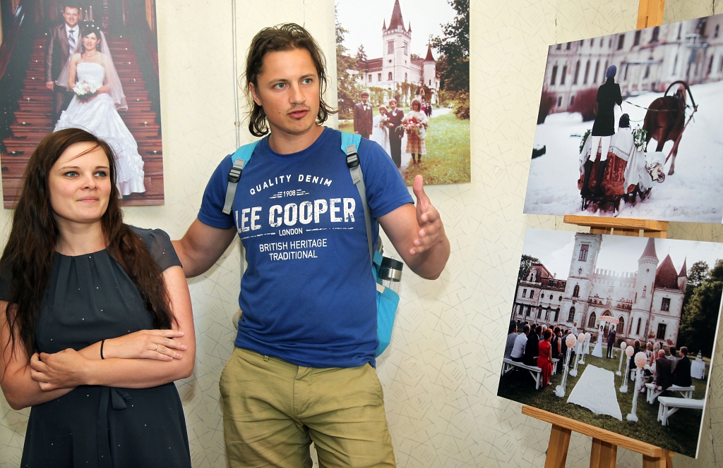 Lienes un Edgara Lapsiņu spilgtākās atmiņas bija par grūto darbu līdz kāzām, jo lielākā daļa noformējuma, kas nepieciešams ceremonijai pils pagalmā, bija pašu rokām darināta, tas notika 2017.gada 22.jūlijā. 
Autors: Gatis Bogdanovs