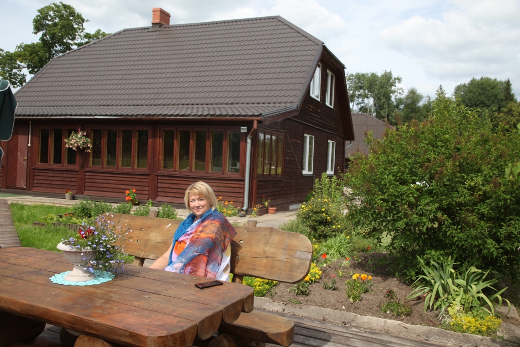 “Janvārī mēs nosvinējām atklāšanu un tad atnāca “kovids”. Tagad var manīt, ka krīze ir pāri, cilvēki atkal grib ceļot un meklē, kur palikt. Jāskatās, kas ir pieprasīts un ko cilvēki grib,” saka “Gāršu” saimniece Dace Keiša. Viņa saka, ka izdevies senlolots sapnis šādu vietu radīt. Nosaukums “Gāršas” tapis, iedvesmojoties no lielā ceļa nosaukuma.	
Autors: Gatis Bogdanovs