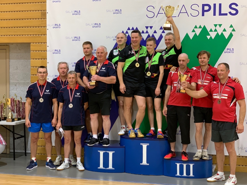 Andris Neilands (no kreisās), Agris Koris, Aigars Žvīgurs, Mārtiņš Ribakovs, Jānis Gibala gandarīti par  sudraba medaļām Latvijas komandu čempionātā galda tenisā. 
Autors: no personiskā arhīva