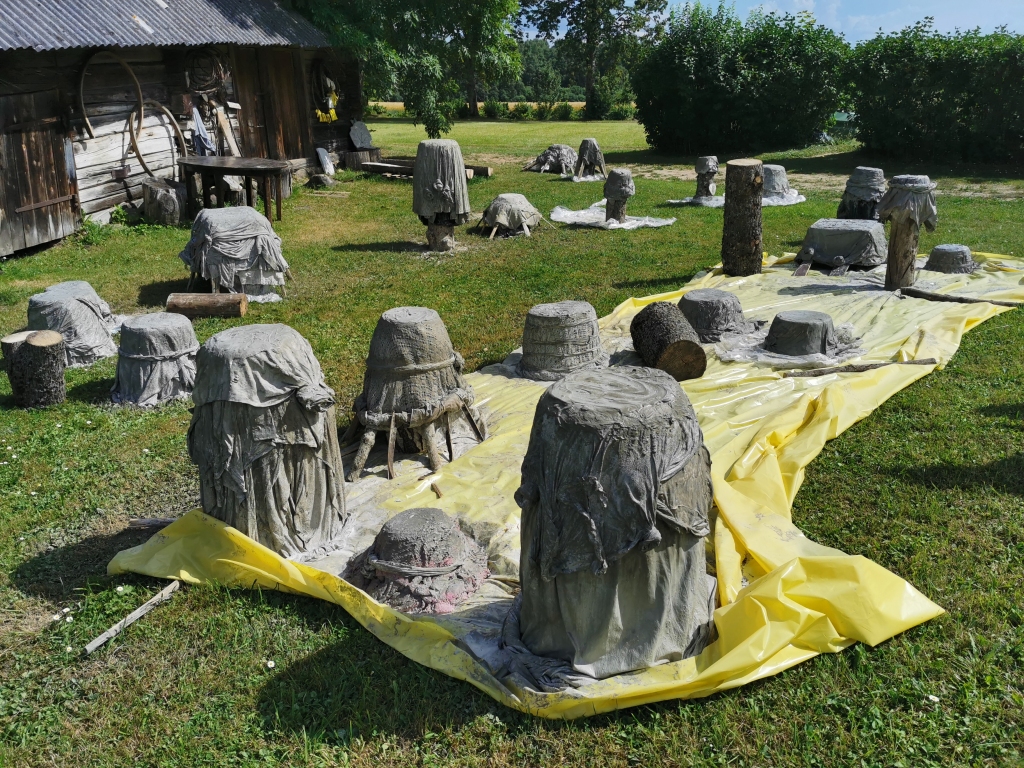 Līgo pagastā pie sociālā aprūpes centra “Siltais” radošā darbnīcā tapa 22 dažāda izmēra podi no cementa.  
Autors: Viktorija Slavinska-Kostigova