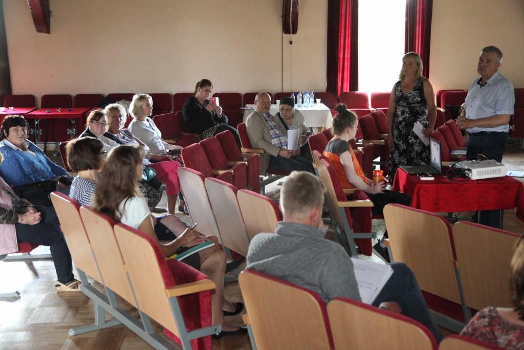 Atbildēt, skaidrot un kliedēt bažas – tāds bija novada sociālā dienesta vadītāja Jāņa Antaņeviča un sociālo pakalpojumu nodaļas vadītājas Evijas Maļiņinas režģītais uzdevums, atsaucoties tirzmaliešu aicinājumam atbraukt uz Tirzu. Saruna bija par to, kā Tirzas “Doktorāts” ar tās iemītniekiem tiks integrēts vietējā kopienā.  
Autors: Gatis Bogdanovs