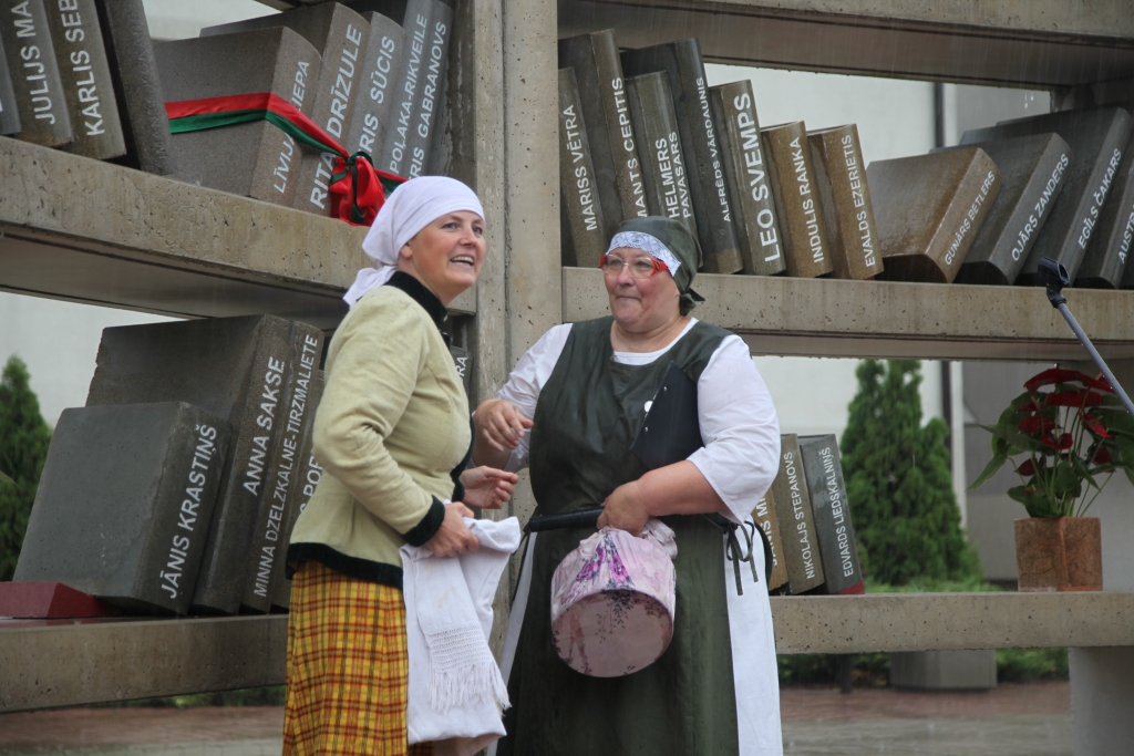 Aktrises no Gulbenes Tautas teātra Inga Anča un Ineta Krastiņa atklāj “Goda bibliotēkas” piecas jaunās grāmatas, kuru mākslinieks ir Ivars Drulle. Kopā plauktos kopš 2017. gada 28. jūnija ievietotas 35 grāmatas, kas nu jau sver vairāk kā divas tonnas. 
Autors: Gatis Bogdanovs