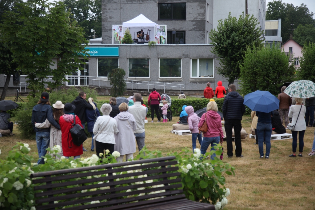 Gulbenieši novērtēja uzdrīkstēšanos rīkot koncertu uz viesnīcas jumta. Spītējot lietum cilvēki baudīja virtuozo ģitāristu Mārci Auziņu. Mūziķis atzina, ka sajūtas esot kā spēlējot debesīs un labprāt vēl spēlētu līdzīgā koncertā. 
Autors: Gatis Bogdanovs