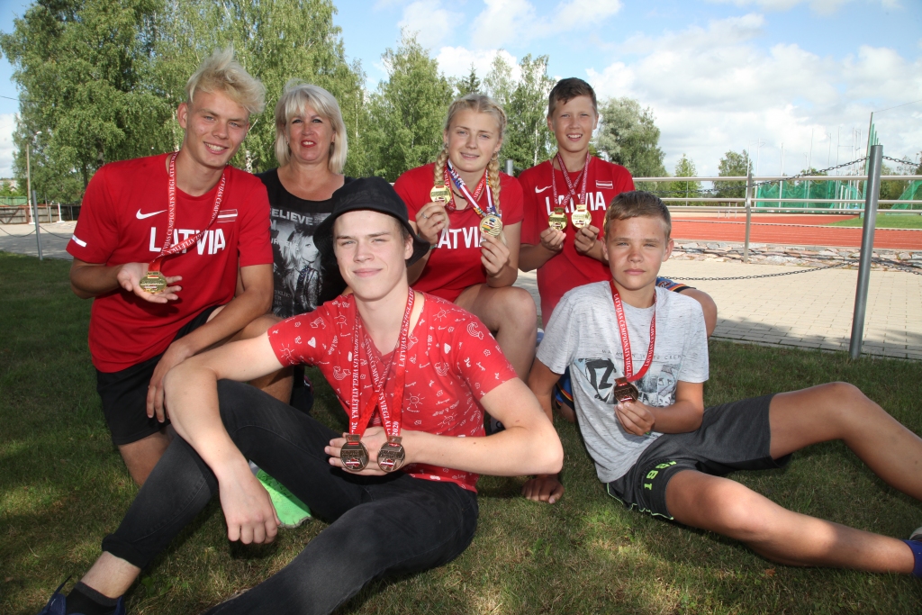 Lai varētu lepoties ar medaļām, pirms tam jāiegulda smags darbs. Gulbenes vieglatlēti: Deniss Ciunelis, Juris Konrāds, Evelīna Lazdiņa, Ričards Aizpurs un Olivers Laizāns to ir paveikuši! Par to gandarījums arī trenerei Irēnai Aizpurei. 
Autors: Gatis Bogdanovs