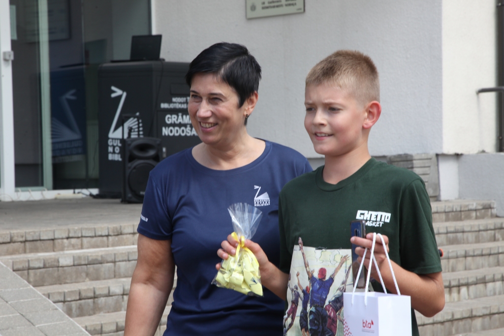 Par veiksmīgu startu “Grāmatu tenterī” Niklāvam Veselovam pasniedz Gulbenes novada bibliotēkas vadītāja Antra Sprudzāne.    
Autors: Gatis Bogdanovs