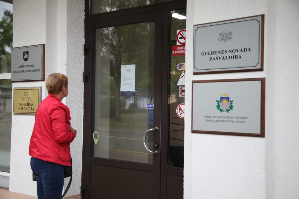 Spēle “Domes tenteris”? Pie centrālajām novada domes ēkas durvīm uzraksts vēsta, ka uz kasi ieeja - no Ābeļu ielas, savukārt tur rakstīts, ka kase un ieeja ir slēgta.    
Autors:  Gatis Bogdanovs