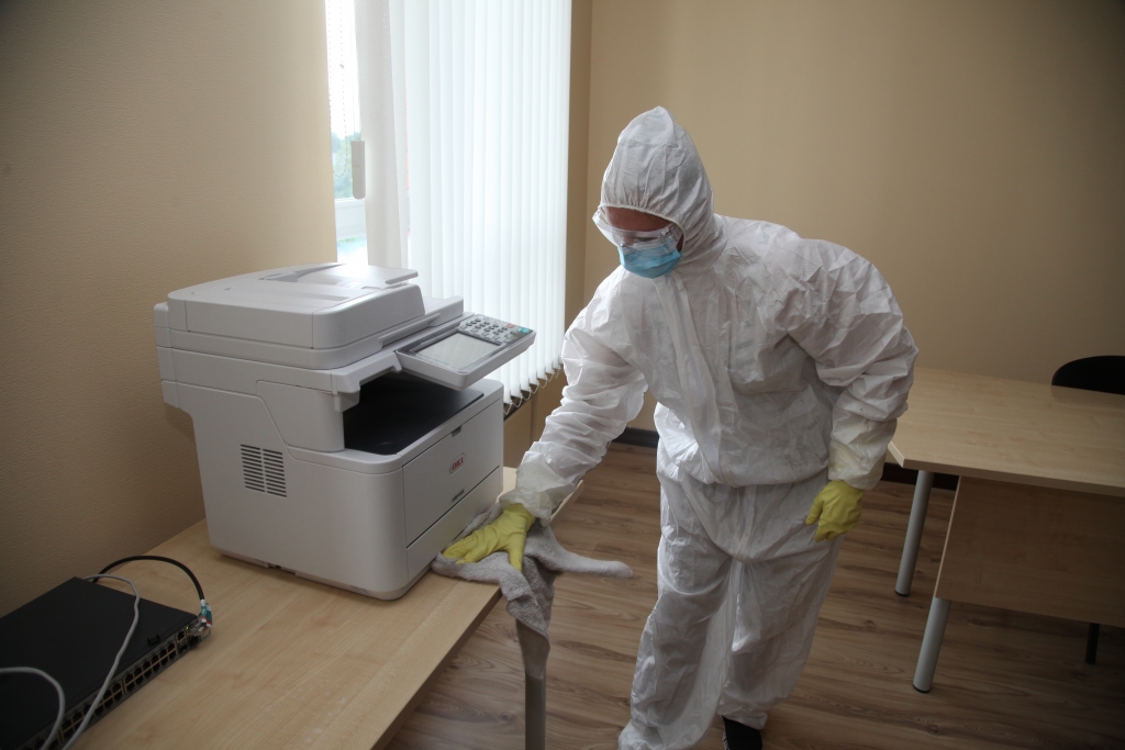 Gulbenes novads COVID-19 kartē šobrīd izceļas uz visas Latvijas fona - tas iekrāsots koši sarkanā krāsā. Lai arī vakar, Slimību profilakses un kontroles centram sniedzot ziņas par jauniem saslimšanas gadījumiem, Gulbenes novads netika minēts, pie mums ir desmit personas, kuras inficējās ar COVID-19. Starp viņām ir divas Valsts darba inspekcijas darbinieces. “Dzirkstele” bija lieciniece, ka tikai vakar Gulbenē, Ābeļu ielā, Valsts darba inspekcijas Gulbenes sektora telpās veica telpu dezinfekciju. Kāpēc tik vēlu, atbildi “Dzirkstele” pagaidām nav saņēmusi.   
Autors: Gatis Bogdanovs