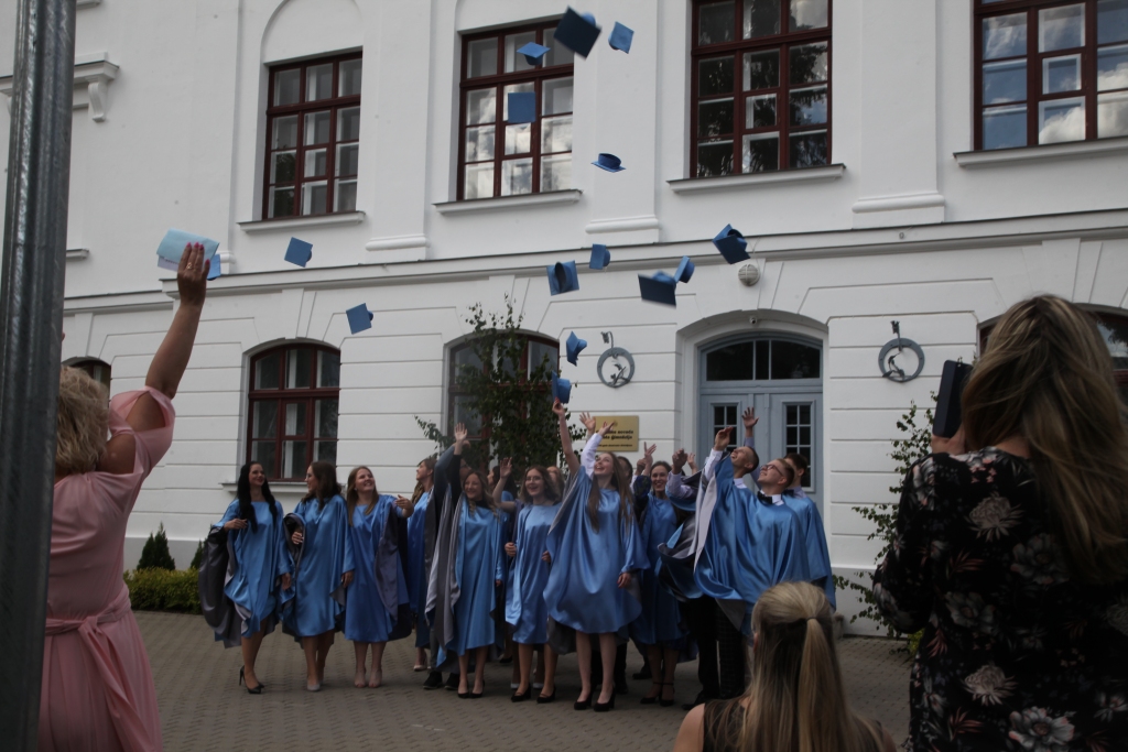 Svinīgās daļas nobeigumā absolventi tradicionāli meta gaisā cepures.    
Autors: Gatis Bogdanovs