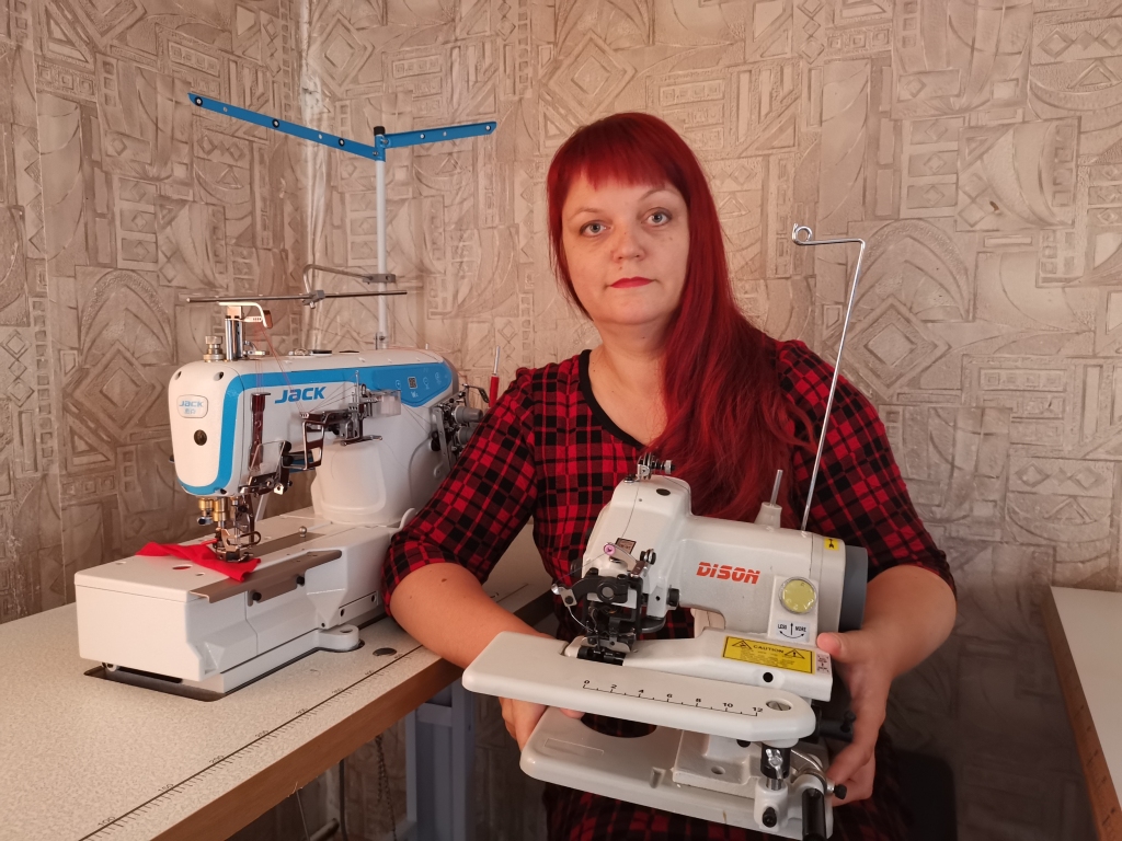 Projektā tika iegādātas piecas šujmašīnas un pārvietojama tvaika stacija aizkaru gludināšanai. Rokās Daiga Glāzniece tur neredzamās vīles šujmašīnu, kas paredzēta lejasmalu apdarei. Blakus atrodas plakanvīles šujmašīna, kas paredzēta trikotāžas auduma šūšanai.     
Autors: Viktorija Slavinska-Kostigova