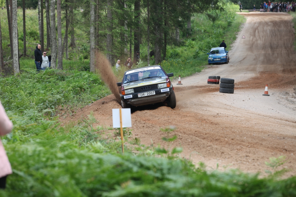 Kanderi - dēls Niks ar tēvu Didzi (attēlā priekšplānā) - minirallijā brauc jau vairākus gadus, un šoreiz viņiem izdevās kāpt uz goda pjedestāla 2.pakāpiena.   
Autors: Gatis Bogdanovs
