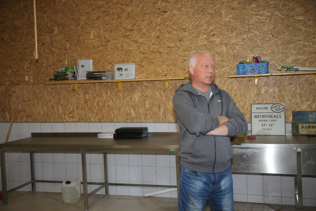 Izveidotā pirmapstrādes telpa ir viegli kopjama un aprīkota ar visu nepieciešamo, lai nodrošinātu medījumu apstrādi. “Pozitīva un veiksmīga bija sadarbība ar biedrību “Sateka”,” vērtē “Mednieku kluba “Lāčsalas”” valdes priekšsēdētājs Ainārs Garais.   
Autors: Gatis Bogdanovs