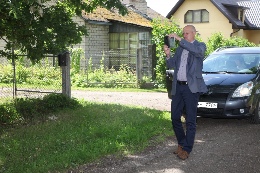 Reidā pa Gulbenes ielām diendienā. Pilsētas pārvaldes vadītājs Gints Āboliņs regulāri pats apseko pilsētu, fiksē situāciju, plāno veicamos ielu uzturēšanas darbus. Fotofiksāža tiek nosūtīta firmai izpildei kopā ar darba uzdevumu.   
Autors: Gatis Bogdanovs