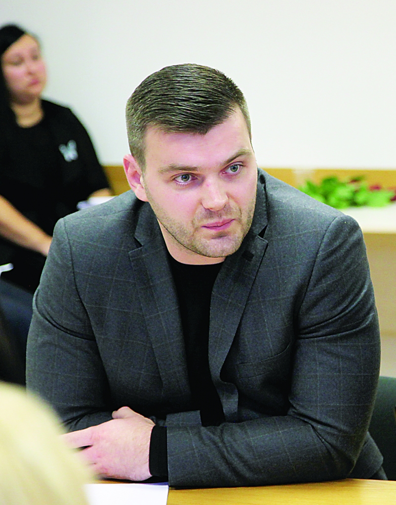 Gulbenes novada pašvaldības izpilddirektores vietnieks Sandis Sīmanis saka, ka pārvalžu vadītāji būs tiesīgi kā klausītāji piedalīties jaunveidojamās komisijas sēdēs. 
Autors: no 