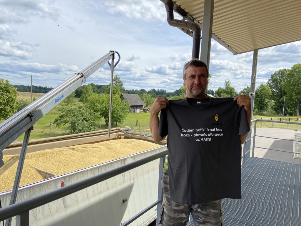 pārsteigums sagaidīja SIA “Arka” pirmās graudu kravas vedēju Egonu Dubultu lauksaimniecības pakalpojumu kooperatīvajā sabiedrībā “VAKS”, kur viņam tika dāvāts T-krekliņš ar uzrakstu “Šodien notiek kaut kas traks – pirmais atbraucu uz VAKS”.     
Autors: Vita Jonase