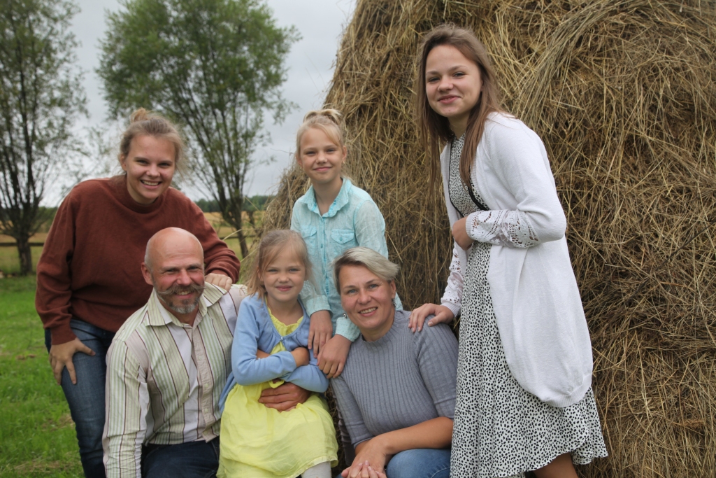 Šipkovu ģimene - Ilze un Māris, kā arī viņu četras meitas Nora Amēlija, Matilde Anna, Luīze Maija, Aurora Roze pirms aptuveni četriem gadiem nolēma no Jūrmalas pārcelties uz Stradu pagastu. “Lauku komponents – brīvība, plašumi - ir viens no tiem vaļiem, kāpēc mēs te palikām,” saka Ilze Šipkova. Viņi visi – Ilze, Māris un viņu četras meitas priecājas par iespēju vakaros vērot saulrietu. Tas esot tāpat kā lūkoties kāda vecmeistara gleznā. Tik apbrīnas vērts ir šāds dabas skats! “Redzēt saulrietu pilsētā nav tas,” atzīst Šipkovu ģimene.      
Autors: Gatis Bogdanovs